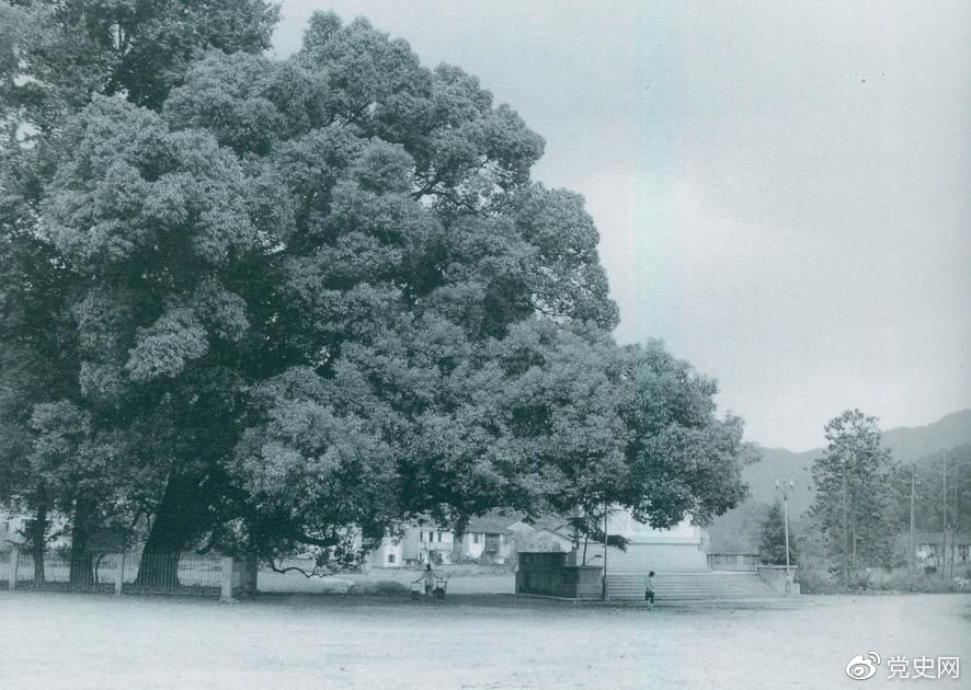 江西永新县三湾村。1927年9月29日,毛泽东在这里主持召开前委扩大会议,对部队进行改编,奠定了建设新型人民军队的基础。