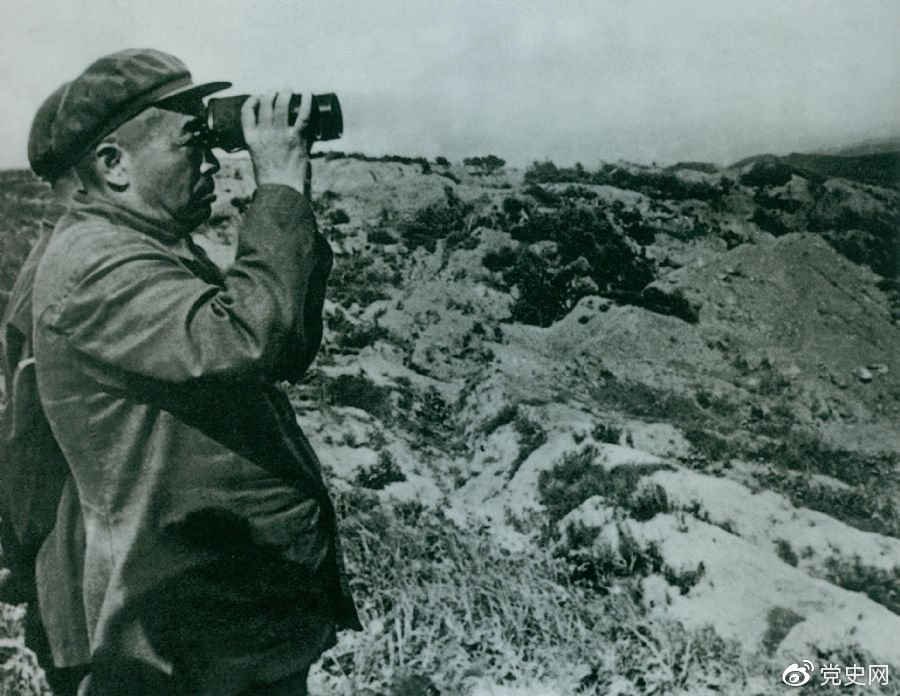 1950年10月8日,毛泽东任命彭德怀为志愿军司令员兼政治委员。图为彭德怀在朝鲜前线。