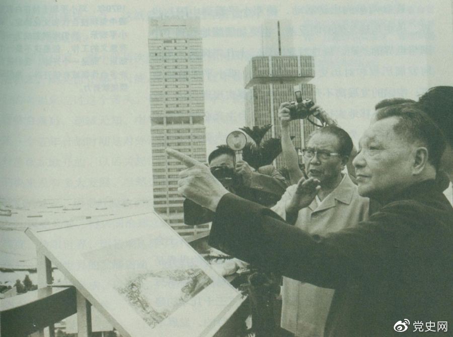 1978年11月13日,邓小平在新加坡住房和发展局听取关于新加坡公共住房计划情况的介绍后,登上办公大厦楼顶,瞭望周围一幢幢新建成的公共住房,赞扬新加坡在解决住房方面所作的努力。